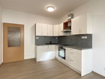 Pronájem bezbariérového bytu 2+kk se zasklenou lodžií, šatno
