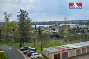 Hledáte útulný byt s hezkou atmosférou a výhledem do zeleně?