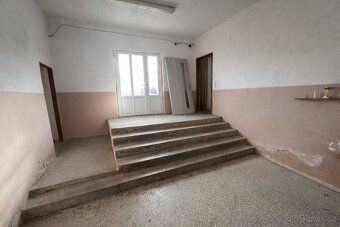 Na prodej komerční objekt s pozemkem 2 018 m ve Strašicích u