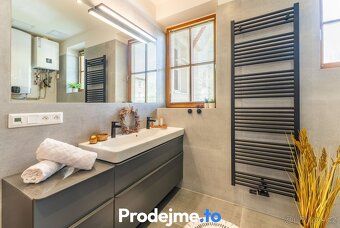 Ev.č. 100256 Designový interiér, krbová kamna a skrytá praco