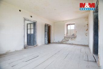 Nabízíme samostatně stojící nemovitost o 5 prostorných místn