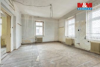 Prodej prostorného cihlového rodinného domu v obci Tuchlovic