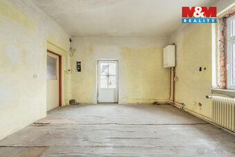 Prodej prostorného cihlového rodinného domu v obci Tuchlovic