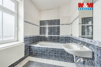 Prodej prostorného cihlového rodinného domu v obci Tuchlovic