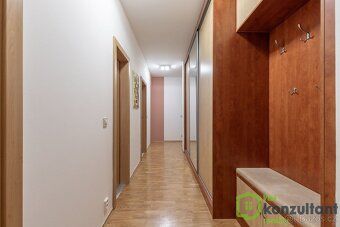 Ev.č. 01103 Nabízíme k prodeji velmi prostorný a světlý byt 