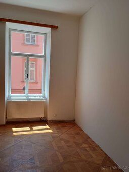 Nabízíme k pronájmu velice prostorný byt 4+1 - všechny místn