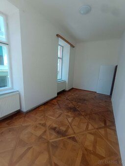 Nabízíme k pronájmu velice prostorný byt 4+1 - všechny místn