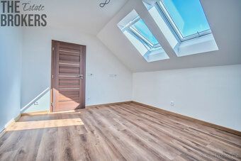 Nabízíme vám exkluzivní řadový dům o dispozici 4+kk s rozloh