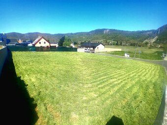 Rohový pozemek 886 m2,mírně svažitý, veškeré sítě k dispozic