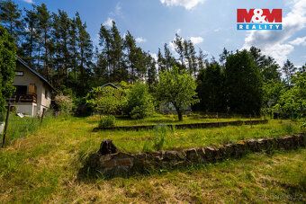 Nabízíme k prodeji samostatně stojící cihlovou chatu v maleb