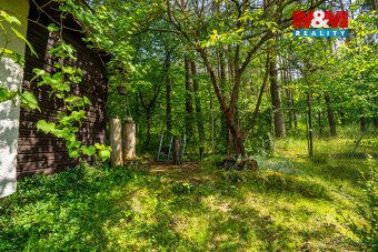 Nabízíme k prodeji samostatně stojící cihlovou chatu v maleb