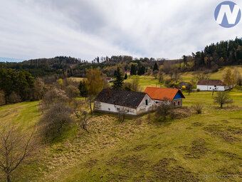 Ve výhradním zastoupení nabízíme chalupu na polosamotě v kli
