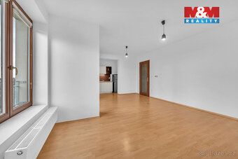 Pronájem bytu 1+kk s lodžií (2,62 m²) orientovanou do vnitro