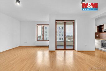 Pronájem bytu 1+kk s lodžií (2,62 m²) orientovanou do vnitro