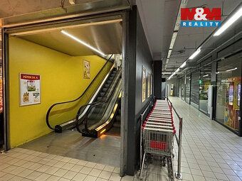 Pronájem obchodního prostoru o celkové rozloze 12,5 m2. Pros