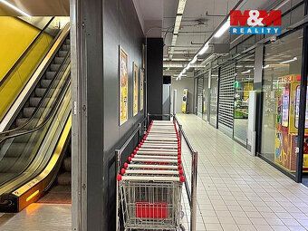Pronájem obchodního prostoru o celkové rozloze 12,5 m2. Pros