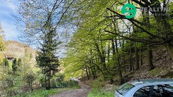 Prodej vybavené zahrady 521 m² s patrovou chatkou a potokem 