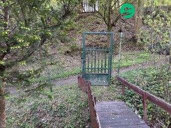 Prodej vybavené zahrady 521 m² s patrovou chatkou a potokem 