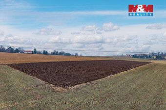 Nabízíme k prodeji rozlehlý pozemek o výměře 5240 m² v klidn