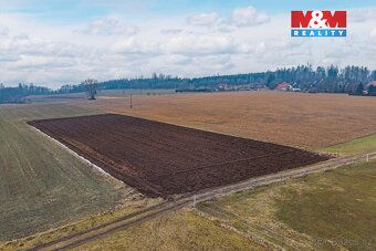 Nabízíme k prodeji rozlehlý pozemek o výměře 5240 m² v klidn