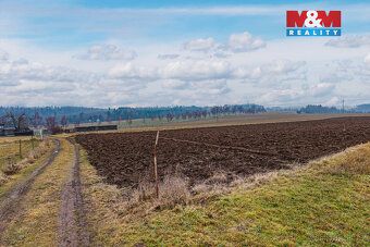 Nabízíme k prodeji rozlehlý pozemek o výměře 5240 m² v klidn