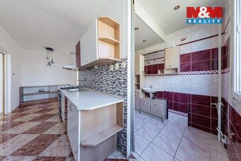 Příjemný, slunný byt ve 4. patře zatepleného a udržovaného d