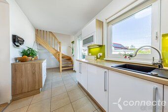 BYTOVÁ JEDNOTKA 4+1 S VLASTNÍ ZAHRADOU, TERASOU, GARÁŽÍ A VL