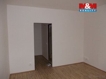 Nabízíme k dlouhodobému pronájmu zrekonstruovaný prostorný b