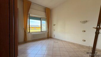 Spacious renovated apartment 3+1 just steps away from the sea