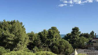 We offer for sale a modern renovated apartment with 3 rooms in Montesilvana