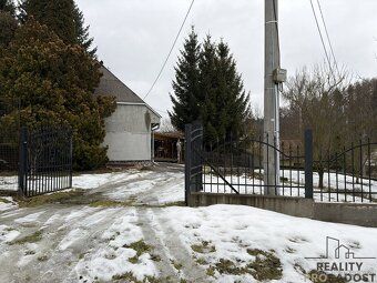 V klidné části obce Laškov – Dvorek nabízíme samostatně stoj