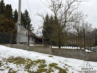 V klidné části obce Laškov – Dvorek nabízíme samostatně stoj