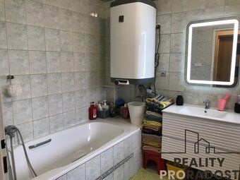 V samotném srdci města Hrušovany nad Jevišovkou, pár kroků o