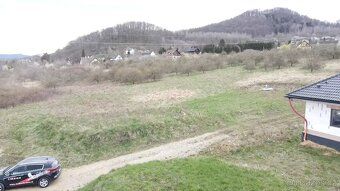 Nabízíme k prodeji slunný stavební pozemek na mírném jižním 