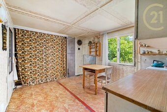 We offer for sale a cottage of 36 m² with an extensive plot