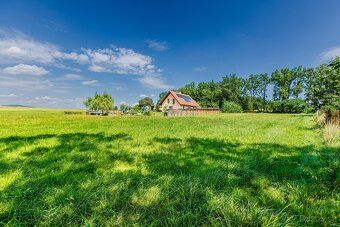 Slunný a rozlehlý stavební pozemek s výměrou 2259 m2. Okraj 