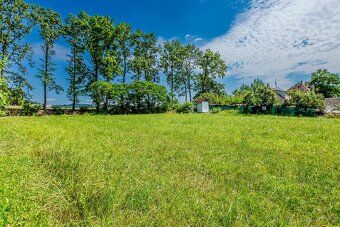 Slunný a rozlehlý stavební pozemek s výměrou 2259 m2. Okraj 