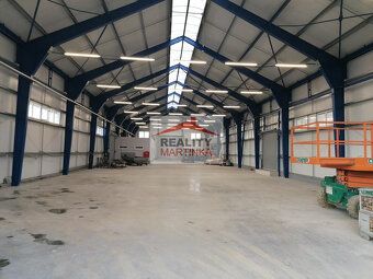 Nabízíme k pronájmu halu s o ploše 820 m2 s vestavbou kancel