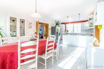 Ref #xMVD7812 Our company offers for sale a family residence with garden and impressive views…