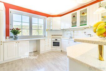 Ref #xMVD7812 Our company offers for sale a family residence with garden and impressive views…