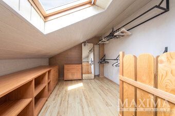 We offer for sale an ideal share of 1/4 family house with layout