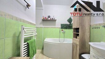 We offer for sale a 4+1 apartment unit in the village of Kuks, district T