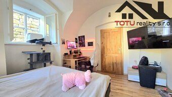 We offer for sale a 4+1 apartment unit in the village of Kuks, district T