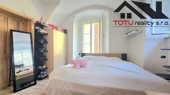 We offer for sale a 4+1 apartment unit in the village of Kuks, district T