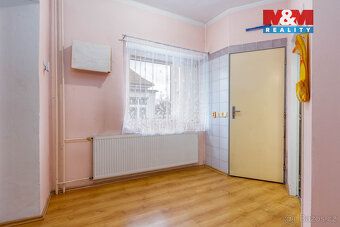 Nabízíme prostorný rodinný dům typu vila se dvěma samostatný