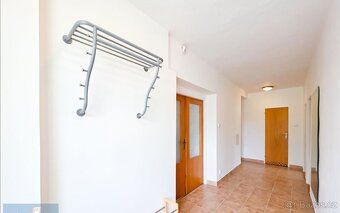 K dlouhodobému pronájmu nabízíme zařízený prostorný pokoj (3