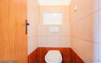 K dlouhodobému pronájmu nabízíme zařízený prostorný pokoj (3