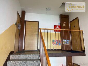 We offer exclusively for long-term rent a bright and cozy apartment of 43 sqm in Cheb on Neumannova street.
