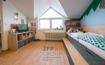 Ev.č. 00607 Představte si ráno v bytě, kde se slunce opírá d