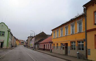 Pronájem nebytových prostor v přízemí domu na hlavní komunik